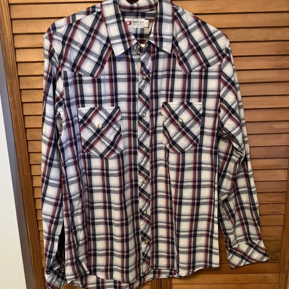 Men’s size medium snap front long sleeve shirt